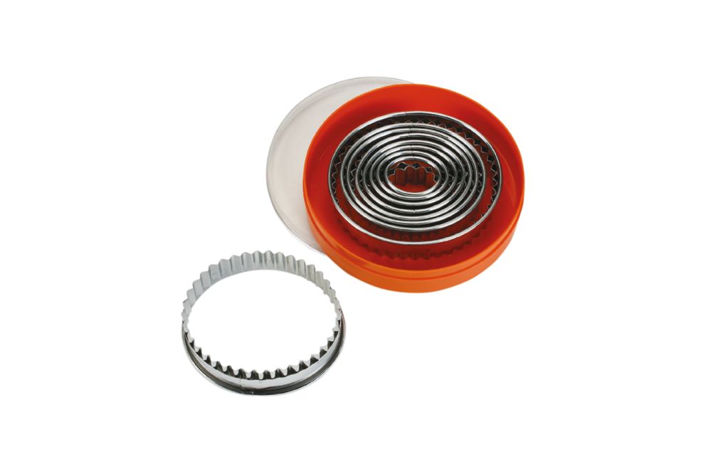 Set med utstickare (9 delar) oval, tandad, 1 set