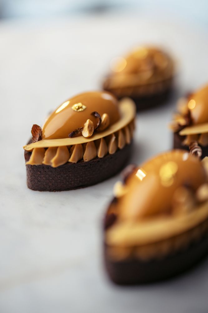 Choklad- och karamelltartelett med hasselnötsmousse
