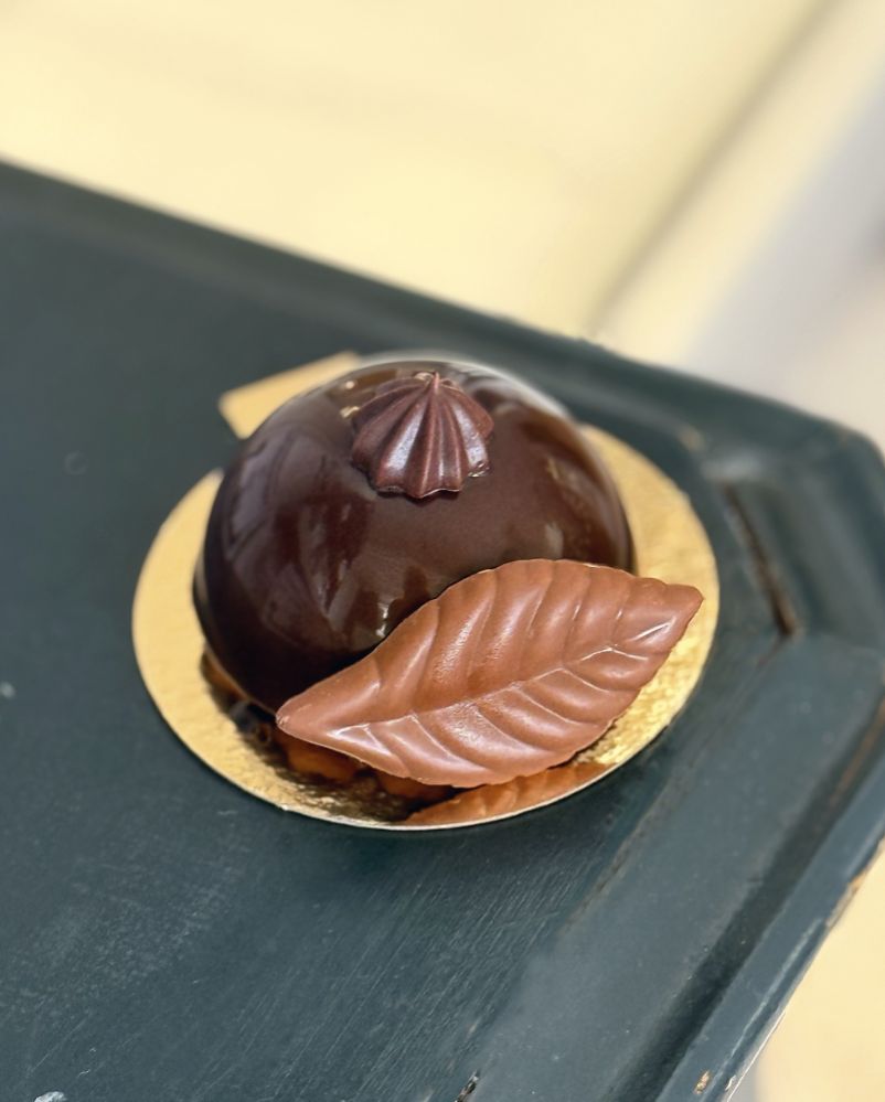 Moussedessert med karamell och mörk chokladkola